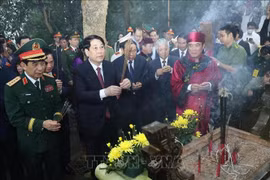 State President Luong Cuong (second from left) offers incense at the Hung Kings' Tomb. (Photo: VNA)