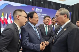 Vietnamese Prime Minister Pham Minh Chinh (second, left) meets with Chinese Premier Li Qiang (R) on the sidelines of the 47th ASEAN Summit and Related Summits. (Photo: VNA)