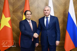 Vietnamese Prime Minister Pham Minh Chinh (L) meets with Chairman of the Russian State Duma Vyacheslav Volodin in Moscow on March 24. (Photo: VNA)