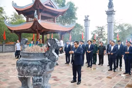 Prime Minister Pham Minh Chinh offers incense to commemorate President Ho Chi Minh at the Ho Chi Minh Memorial House. (Photo: VNA)