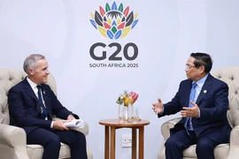 Vietnamese Prime Minister Pham Minh Chinh (R) meets with Canadian PM Mark Carney. (Photo: VNA)