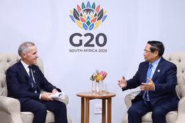 Vietnamese Prime Minister Pham Minh Chinh (R) meets with Canadian PM Mark Carney. (Photo: VNA)