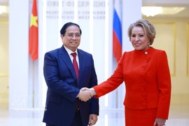 Vietnamese Prime Minister Pham Minh Chinh (L) meets with Chairwoman of the Federation Council of the Russian Federal Assembly Valentina Matviyenko. (Photo: VNA)