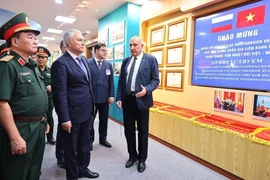 Chairman of the State Duma of the Federal Assembly of the Russian Federation Vyacheslav Volodin (centre) visits the Vietnam-Russia Tropical Centre. (Photo: VNA)