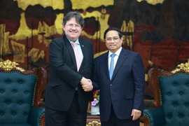 Prime Minister Pham Minh Chinh (R) welcomes Austrian Ambassador to Vietnam Philipp Agathonos in Hanoi on March 26 evening. (Photo: VNA)