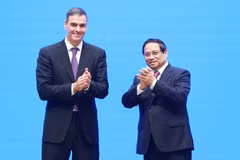 PM Pham Minh Chinh (R) and his Spanish counterpart Pedro Sánchez (Photo: VNA)