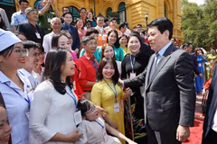 State President Luong Cuong meets with exemplary individuals featured in the Vietnam Television (VTV) programme "Viec tu te" (“Acts of Kindness”) on April 16. (Photo: VNA)