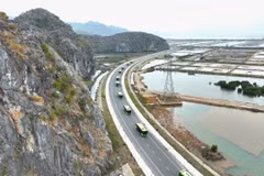 Free e-vehicles service provided for tourists on Cat Ba island. (Photo: VNA)