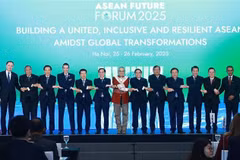 Prime Minister Pham Minh Chinh (sixth, right) and heads of delegations attend the ASEAN Future Forum 2025 pose for a group photo. (Photo: VNA)