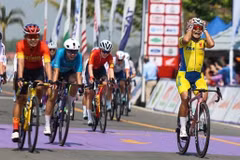 Jutatip Maneephan of Thailand (right) wins the Asian Road Cycling Championships' women's elite road race while Vietnamese Nguyen Thi That finishes second for a silver. (Photo of TCA)