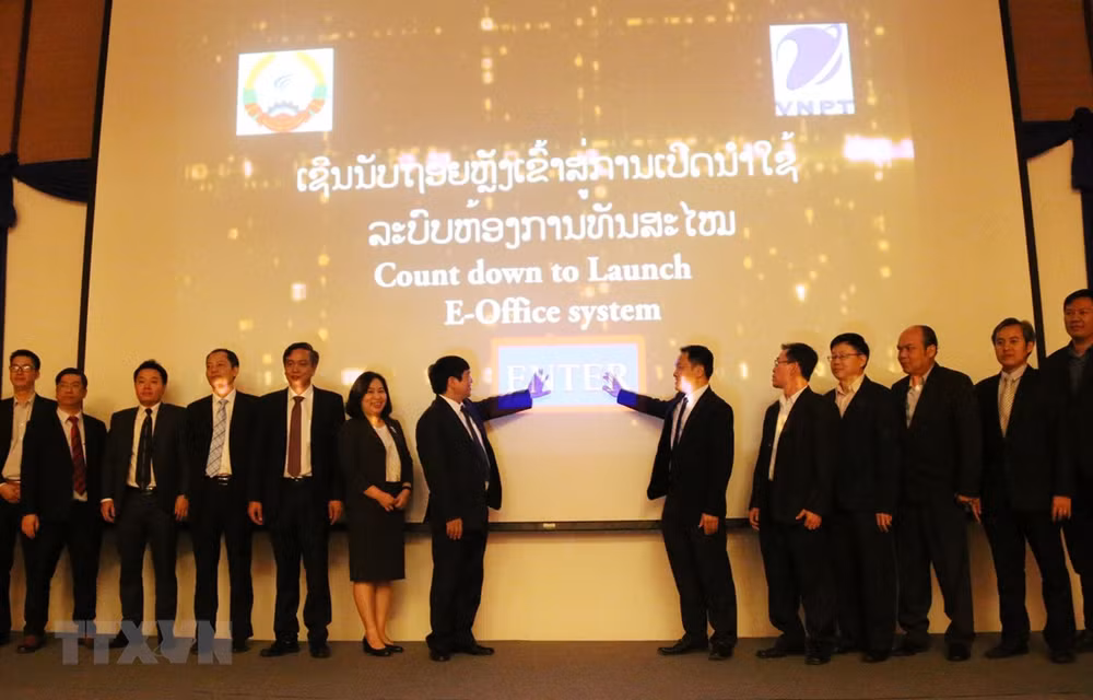 Vietnamese telecom group helps Laos apply E-Office system ảnh 1