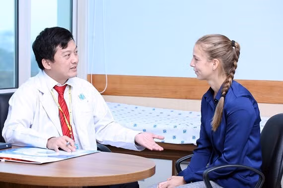 More foreigners opt for Vietnam’s healthcare ảnh 1