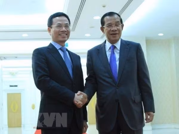 Cambodian PM welcomes Vietnamese information minister ảnh 1