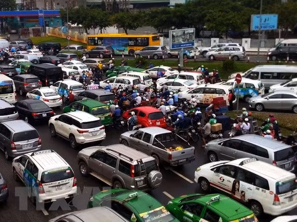 HCM City urges work on roads surrounding airport ảnh 1