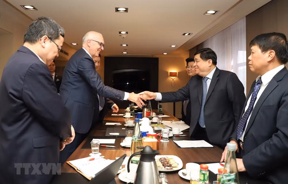 Minister takes sight at technological innovation in Germany ảnh 1
