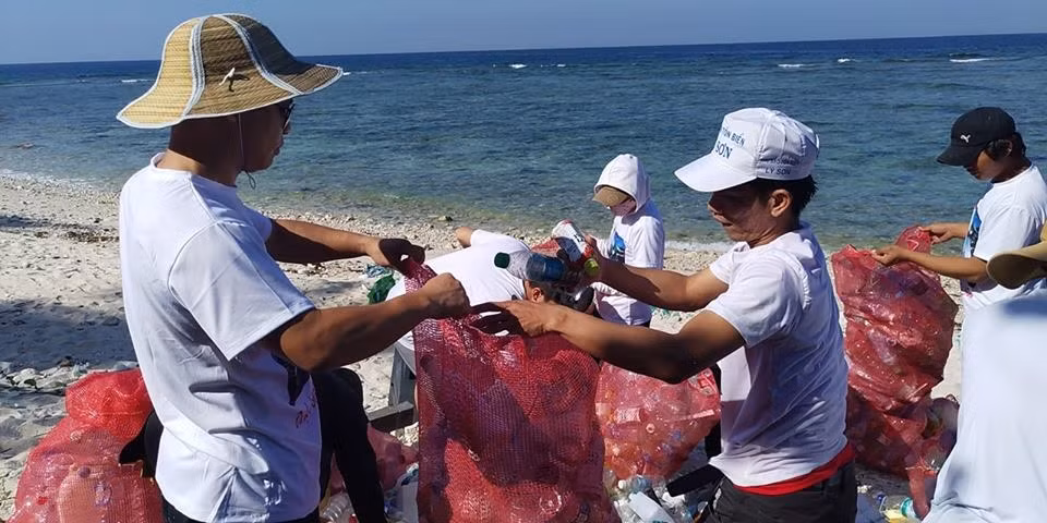 Volunteers clean up Ly Son island in Quang Ngai ảnh 1 Volunteers clean up Ly Son island in Quang Ngai ảnh 1