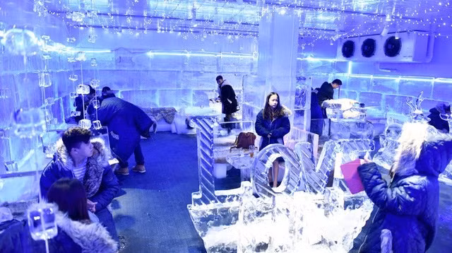 Ice cafe - ideal place to escape from severe heat ảnh 1