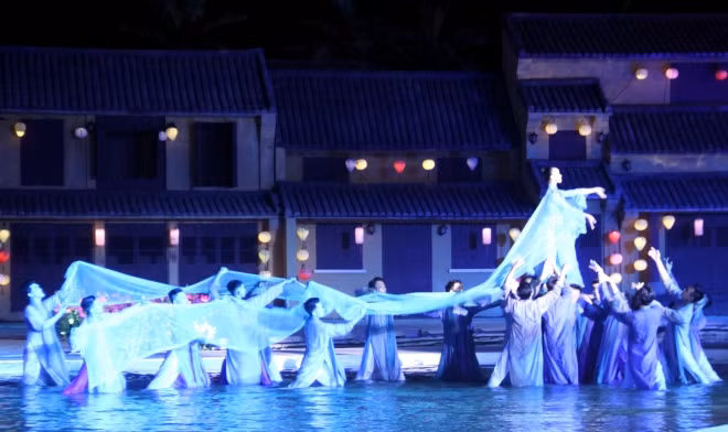 Ao dai show impresses visitors to Hoi An ảnh 2