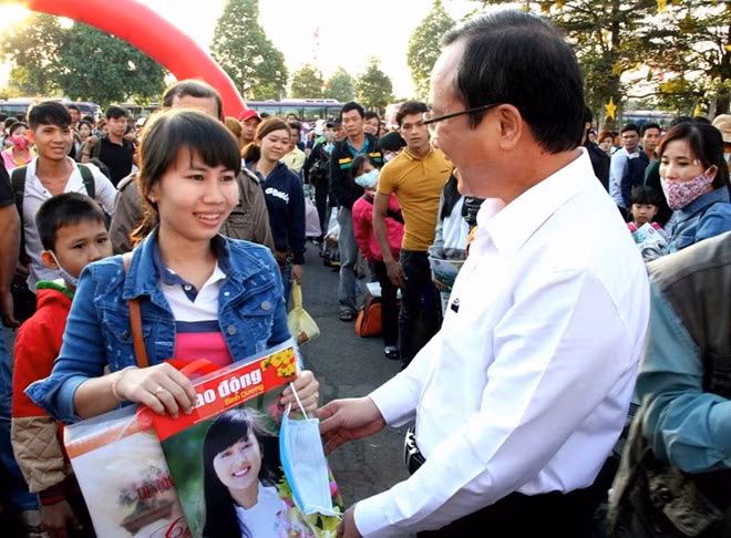 Ho Chi Minh City authorities share New Year joy with workers ảnh 1