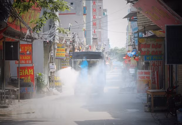 COVID caseload surpasses 10,000, Vietnam strives to curb the pandemic ảnh 2