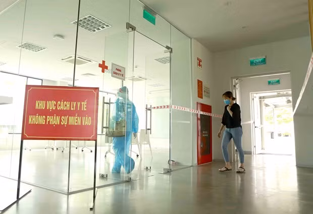 COVID caseload surpasses 10,000, Vietnam strives to curb the pandemic ảnh 1