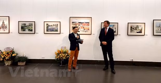 Painting exhibition featuring artworks by Polish-Vietnamese artist ảnh 1