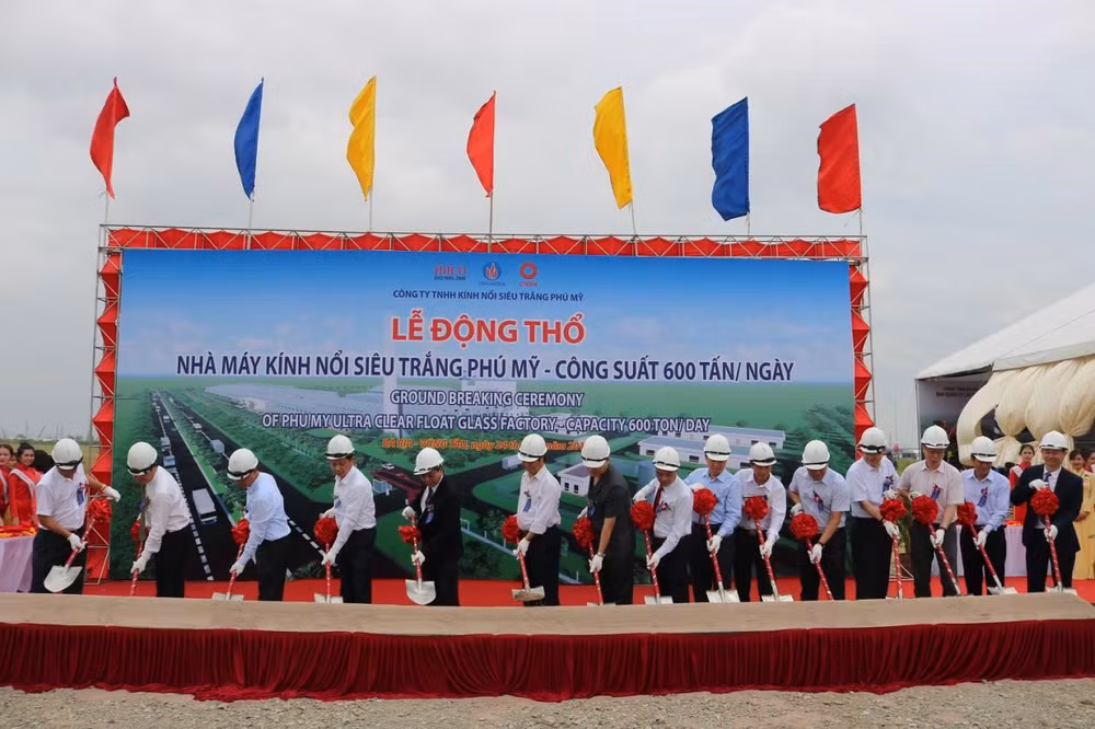 Vietnam’s first ultra-clear float glass factory built ảnh 1