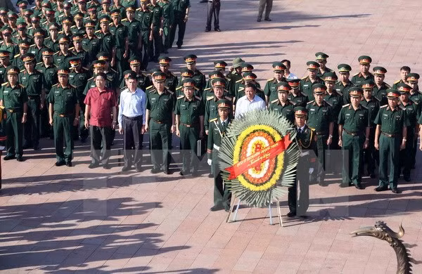 Defence Minister pays tribute to martyrs in Quang Tri ảnh 1