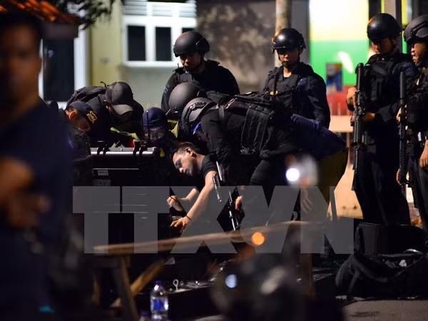 Suspected militant shot dead after stabbing Indonesian policemen ảnh 1
