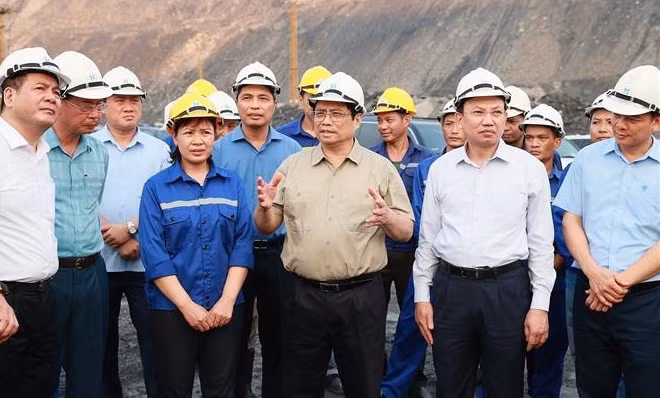 PM inspects electricity, coal supply in Quang Ninh ảnh 4