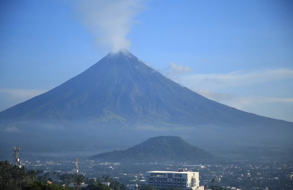 Philippines evacuates thousands amid volcano eruption threats ảnh 1