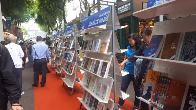 Journalists honoured with book fair in HCM City ảnh 1