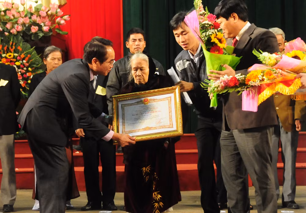 Thua Thien - Hue: 183 women awarded "Heroic Mother" title ảnh 1