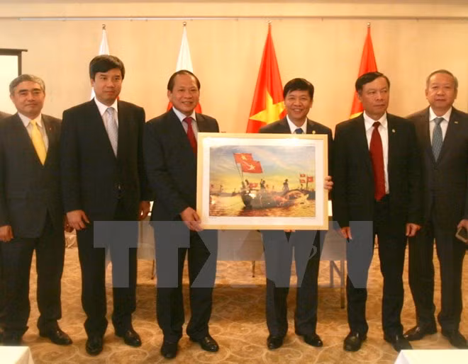 Ministry presents photos, films for information campaigns in Japan ảnh 1