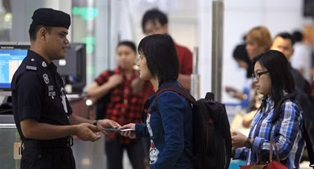 Malaysia increases raids on illegal immigrants ảnh 1