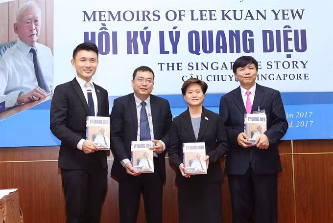 Lee Kuan Yew memoirs launched in Vietnamese ảnh 1