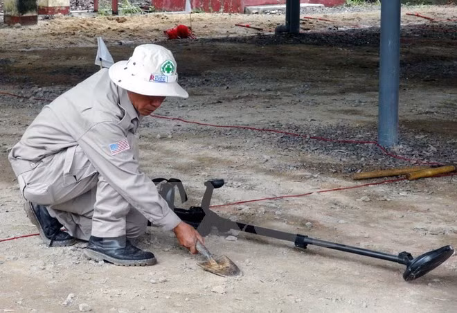 Mine action programme helps tackle post-war aftermaths ảnh 1