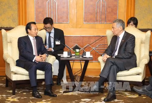 Singaporean PM meets Hanoi, Da Nang officials ảnh 1