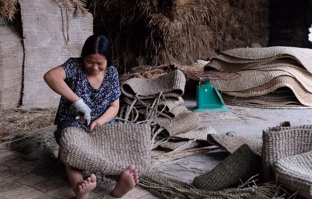Vietnamese firms make every effort to overcome 'COVID-19 storm' ảnh 1