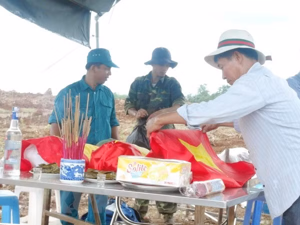 Vietnamese soldier remains return home from Laos ảnh 1