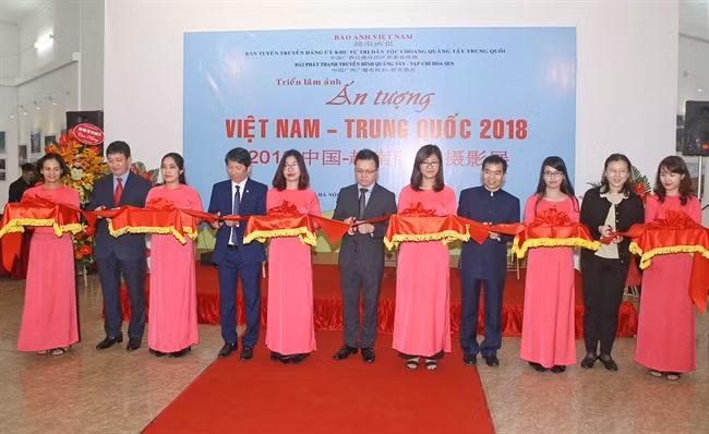 Photo exhibition on Vietnam, China’s beauty opens in Hanoi ảnh 1