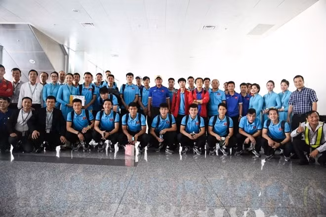 Vietnam Airlines to carry Vietnamese football team on A350-900 ảnh 1
