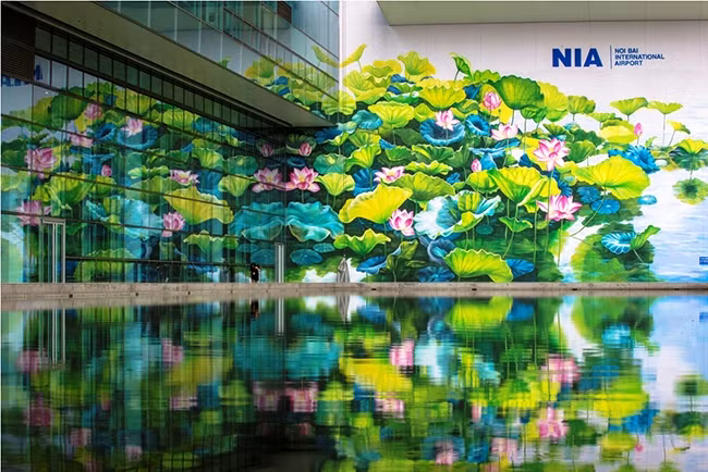 Painters create giant mural painting at Noi Bai int’l airport ảnh 1