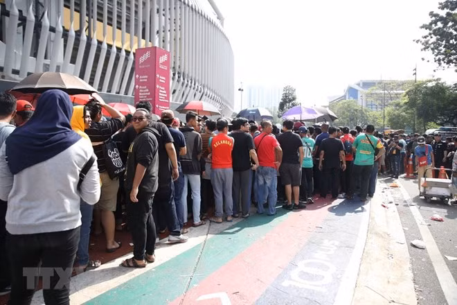 Embassy launches another hotline ahead of AFF Suzuki Cup final ảnh 1