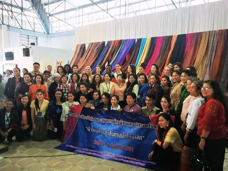 World’s leading designers learn to weave Thai silk ảnh 1