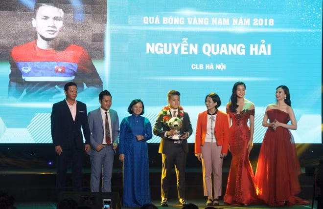 Vietnamese outstanding footballers in 2018 honoured ảnh 1