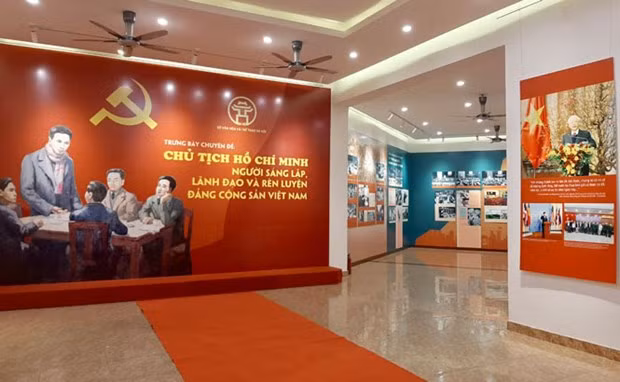 Photo exhibition spotlights President Ho Chi Minh with Communist Party of Vietnam ảnh 1