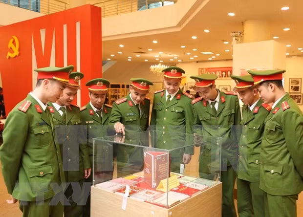 Public security intelligence force must put itself under Party’s leadership: PM ảnh 2