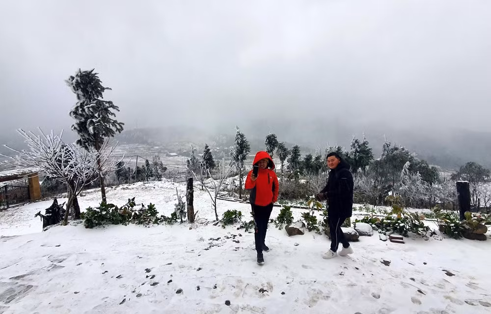 Mountain commune in Lao Cai blanketed in rare snow ảnh 1