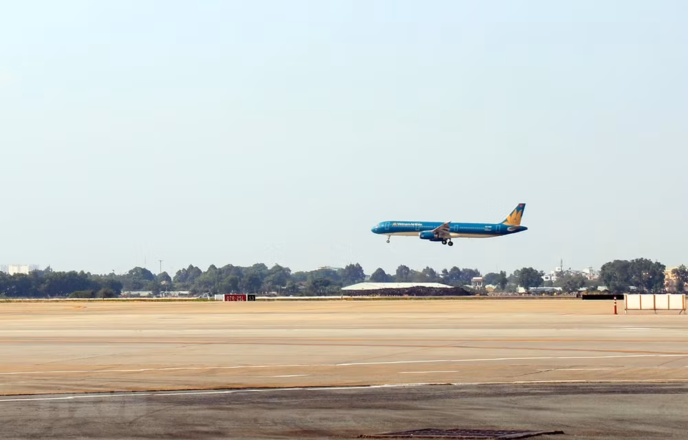 Upgraded runways in Tan Son Nhat, Noi Bai airports put into use ảnh 1